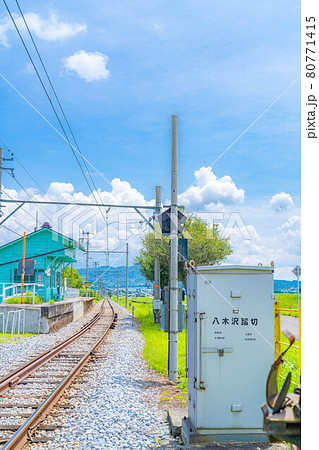 道路 道 入道雲 田舎道の写真素材