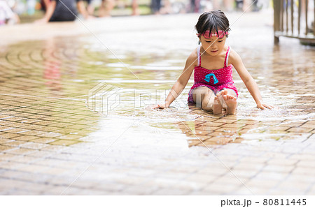 水遊び 女の子の写真素材