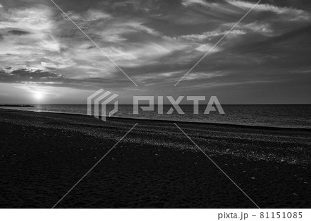夕日 夕焼け モノクロ 空の写真素材