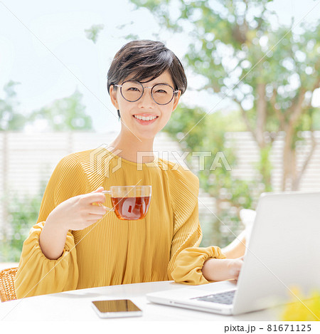 紅茶 女性 飲む 上半身の写真素材