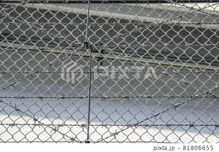 有刺鉄線 鉄条網 フェンス 防犯の写真素材