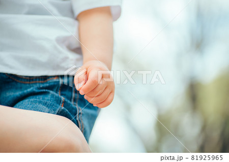 手 グー 赤ちゃん ベビーの写真素材