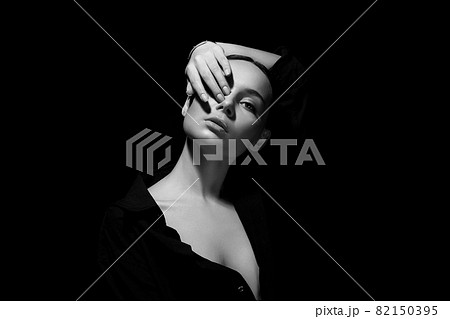 モノクロ 白黒 外国人 大人の写真素材