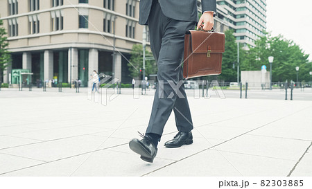 歩行者 足 歩く 足元の写真素材