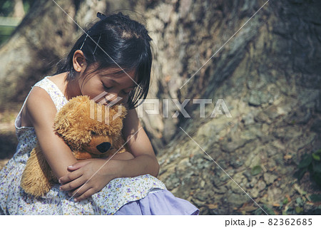 女の子 子供 持つ ぬいぐるみの写真素材