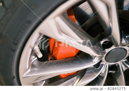 車 かっこいい シルバー タイヤの写真素材