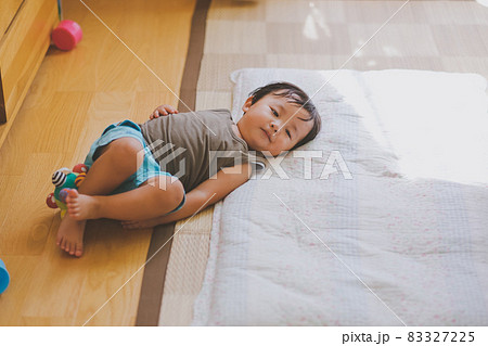 子供 男の子 タンクトップ 寝そべるの写真素材