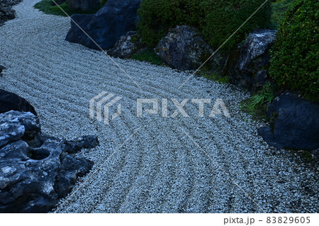 枯山水 石庭 模様 波紋の写真素材