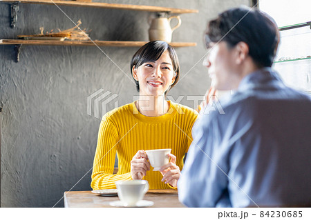 紅茶 女性 飲む 上半身の写真素材