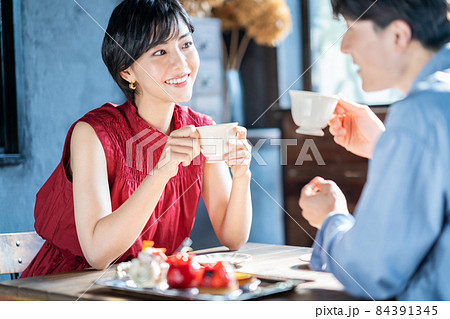 男性 休日 紅茶 飲むの写真素材
