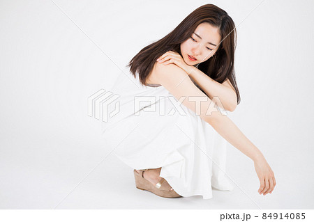 女性 全身 ポーズ ワンピースの写真素材