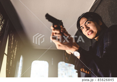 構える 拳銃の写真素材