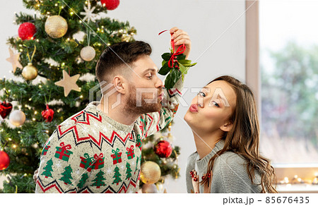 クリスマス カップル キス ヤドリギの写真素材