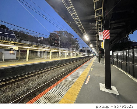 鉄道 駅ホーム 夜 蛍光灯の写真素材