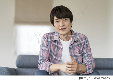 男性 人物 ソファー 座るの写真素材