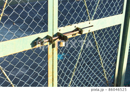 鍵 柵 扉 施錠 鉄の写真素材 - PIXTA