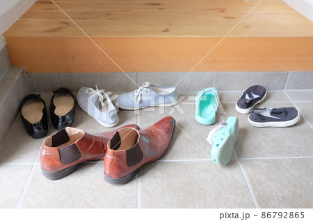脱ぎ捨てた 靴の写真素材 - PIXTA