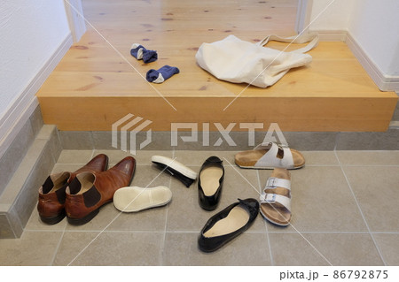靴 スニーカー 脱ぎ捨ての写真素材 - PIXTA