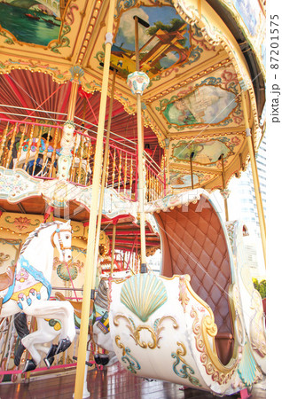 遊園地 テーマパーク メリーゴーランド 馬車の写真素材
