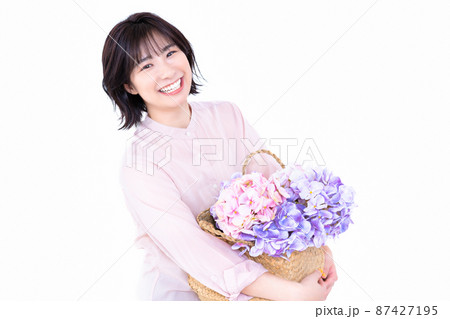 女性 花束 抱える 花の写真素材