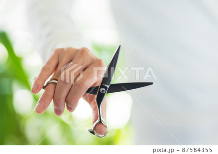 美容師 美容室 シザー 持ち方の写真素材