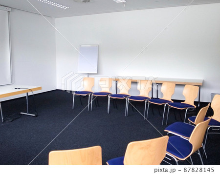 白い壁のミーティングルームのイメージ