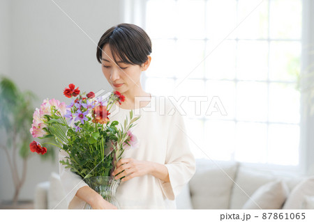女性 花束 抱える 花の写真素材