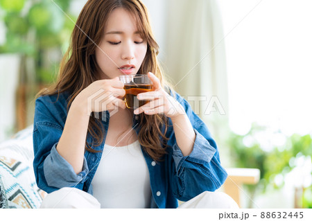 紅茶 女性 飲む 上半身の写真素材