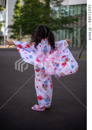浴衣 子供 後ろ姿 女の子の写真素材