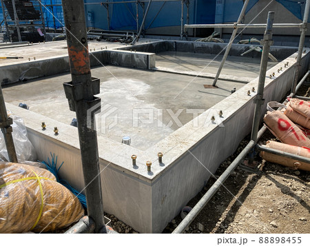 アパート建設の基礎工事現場のイメージ