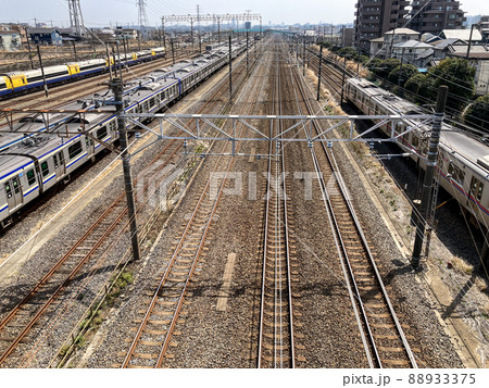 幕張車両基地付近を走行する京成電鉄の電車