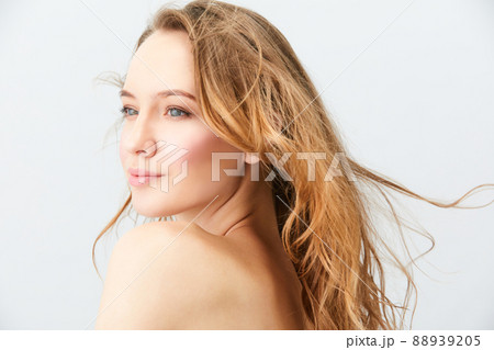 【在庫あり】 顔 女性 白人 金髪の写真素材 - PIXTA 絵画