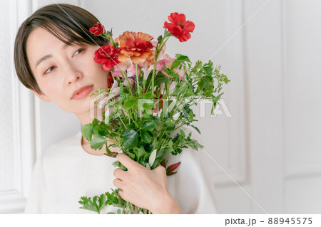 女性 花束 抱える 花の写真素材