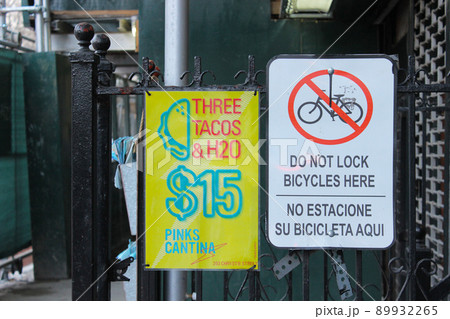 標識 ニューヨーク 繁華街 信号の写真素材