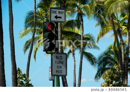 信号機 アメリカ ハワイ ワイキキの写真素材