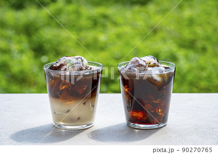 油彩画　アイスコーヒーとアイスカフェラテ 美しい】2層に分かれたおいしそうなアイスカフェラテの作り方