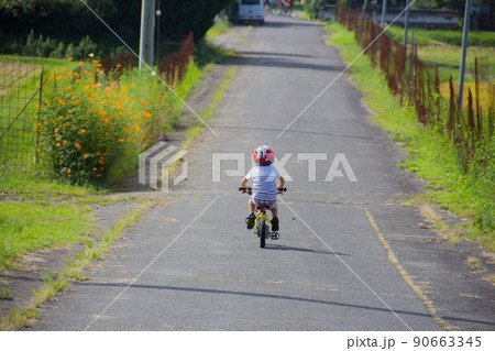 子供 自転車 乗る 後ろ姿の写真素材