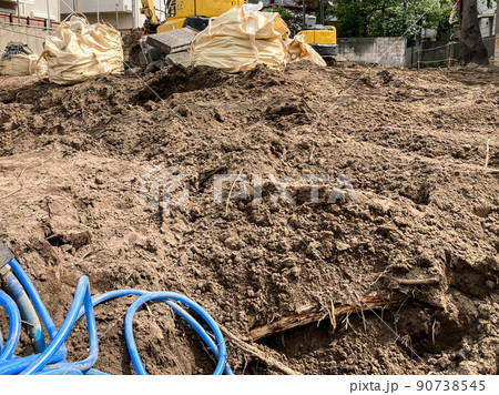 古い住宅の解体と更地化工事の現場