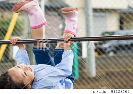 女子小学生　盗撮　鉄棒 逆上がり 女 女の子 小学生の写真素材 - PIXTA