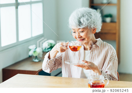 紅茶 女性 飲む 上半身の写真素材