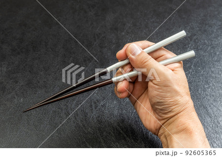 お箸 手 食事 つまむ 箸 マナー 食べるの写真素材