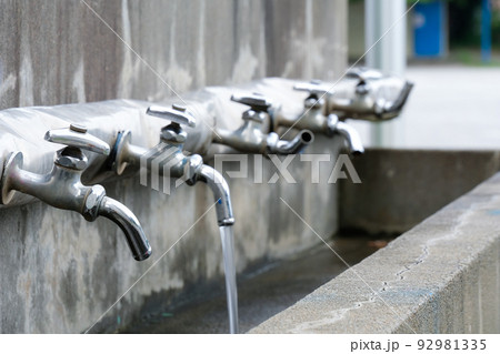 学校 水道の写真素材