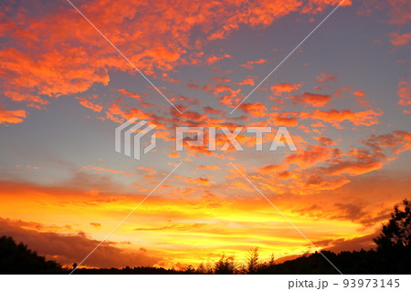 空 雲 夕焼け空 夕焼けの写真素材