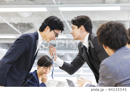 胸ぐら 掴むの写真素材