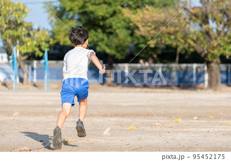 少年 後ろ姿 子ども 走るの写真素材