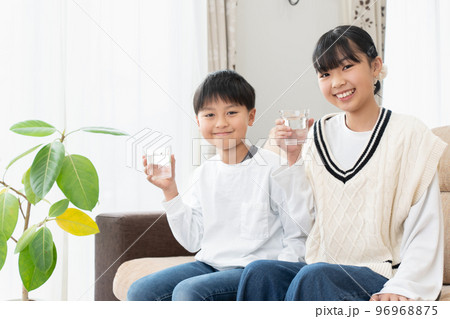 12歳以下 12歳以下の写真素材 - PIXTA