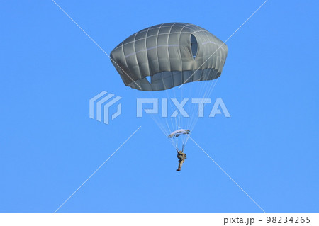 自衛隊 落下傘 航空自衛隊 パラシュートの写真素材 - PIXTA