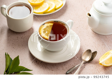 Black tea, pouring tea from tea pot in a white, - Stock Photo [98799334]  - PIXTA