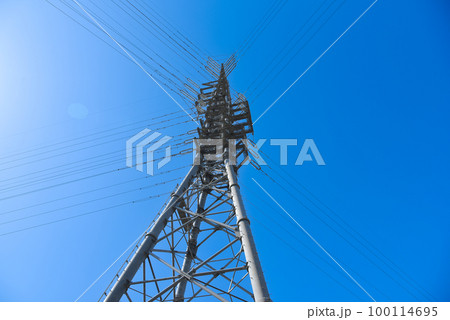 高圧電線の鉄塔のイメージ