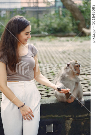 さる サル 猿 女性の写真素材 - PIXTA